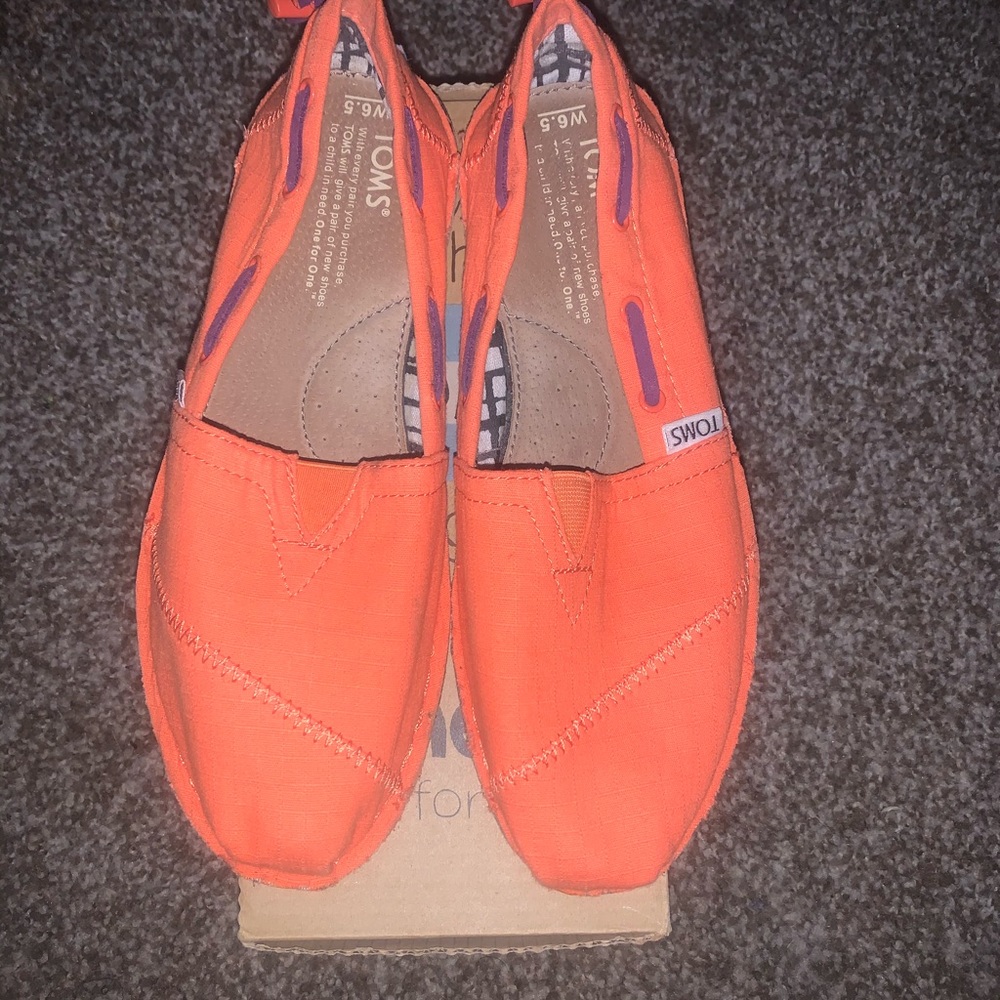 TOMS - Picture 2 of 6